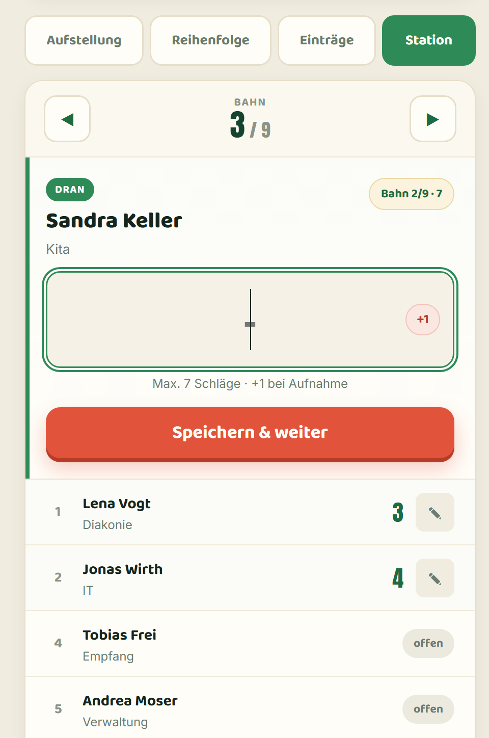 Spielleitung trägt Scores Bahn für Bahn ein